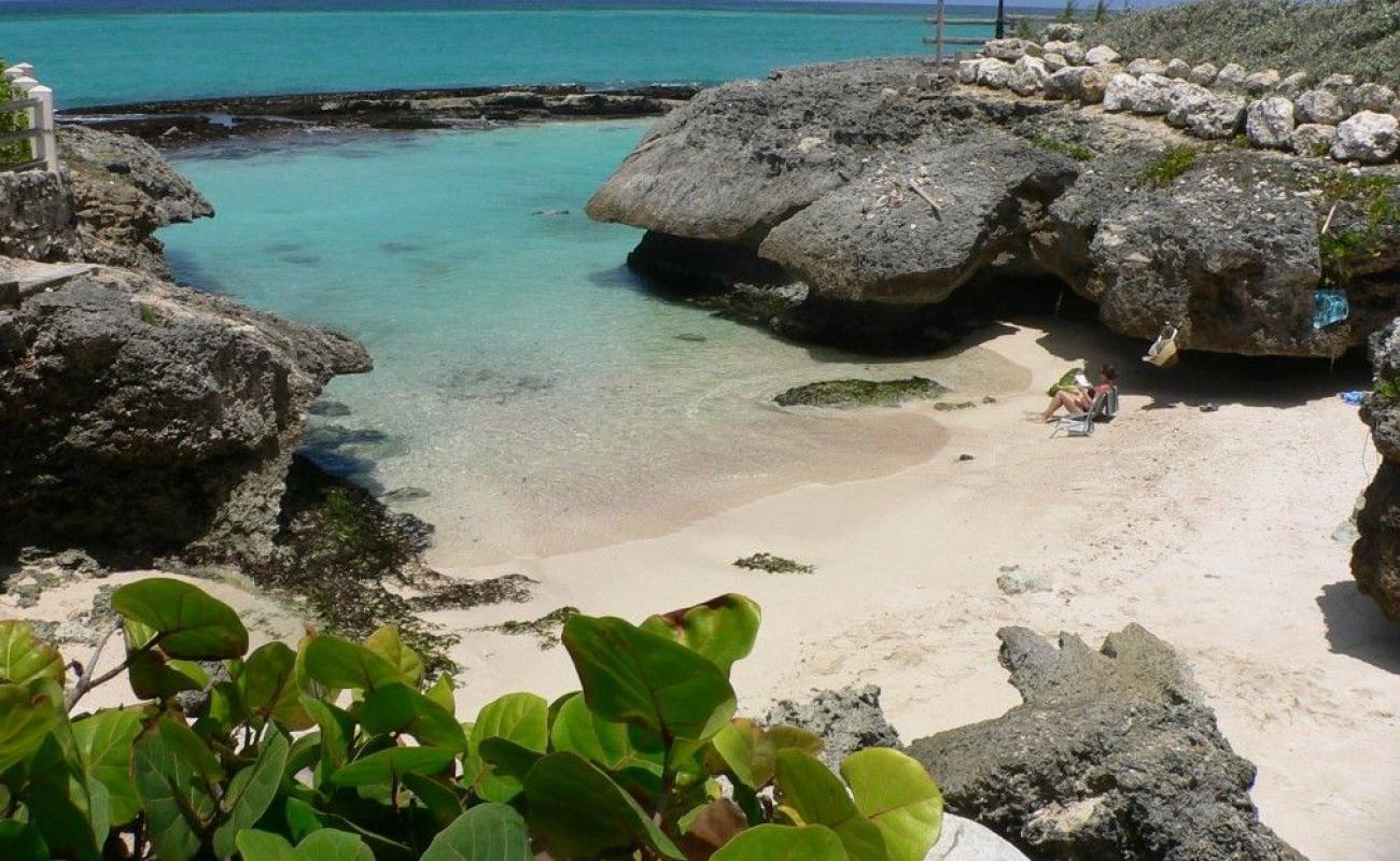 Photo de Shark Hole beach avec sable fin et lumineux de surface