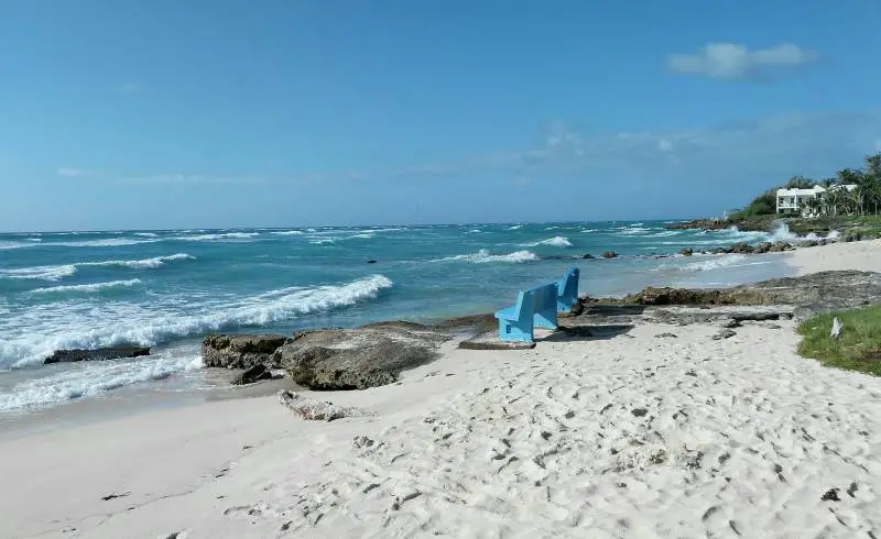 Photo de Long Bay avec sable lumineux de surface