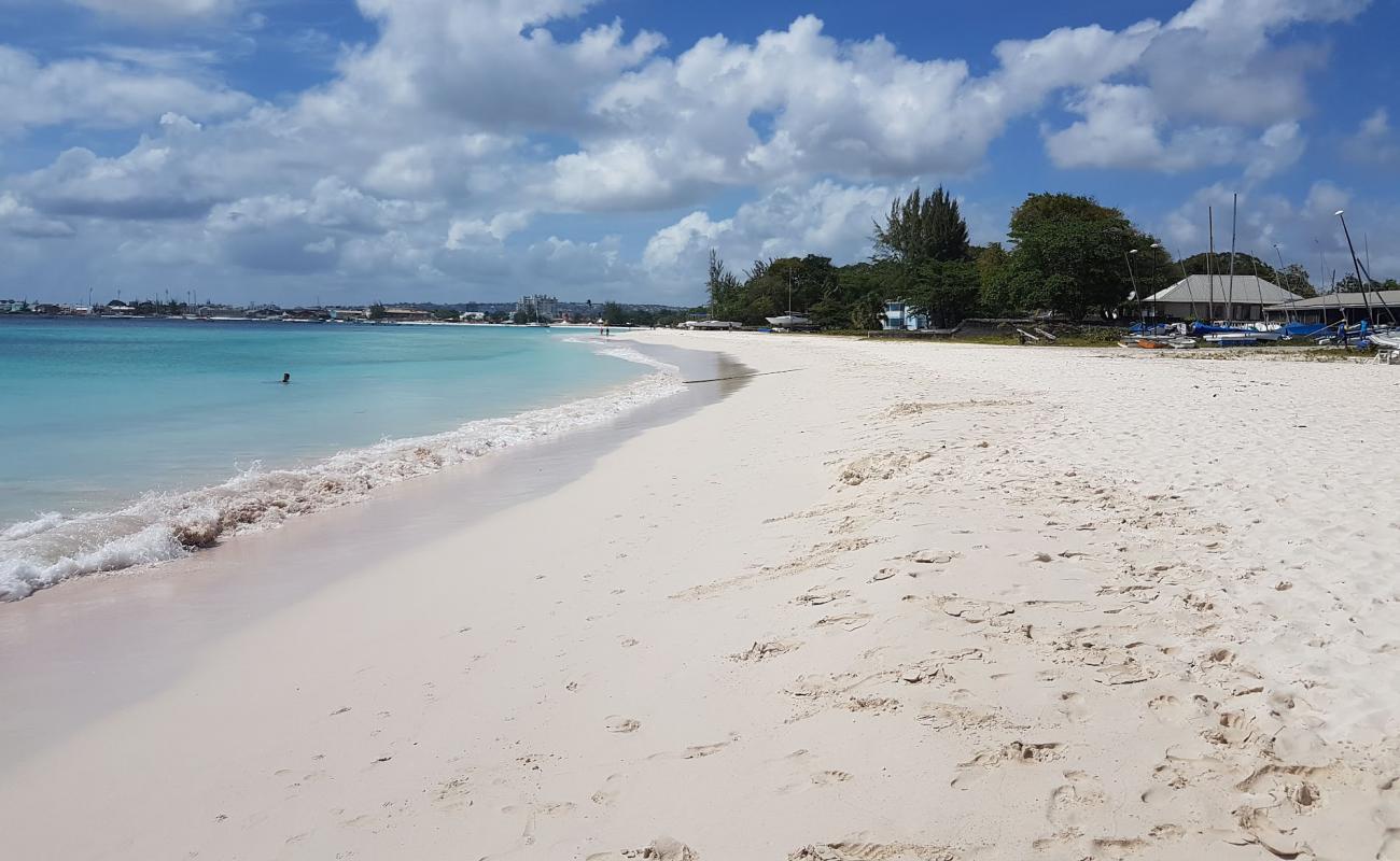 Photo de Plage de Brownes avec sable fin blanc de surface