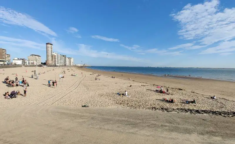 Photo de Strand Vlissingen avec sable fin gris de surface