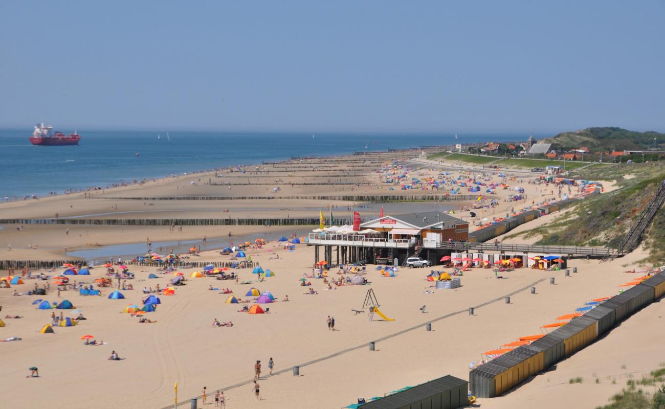 Photo de Zoutelande beach avec sable beige de surface