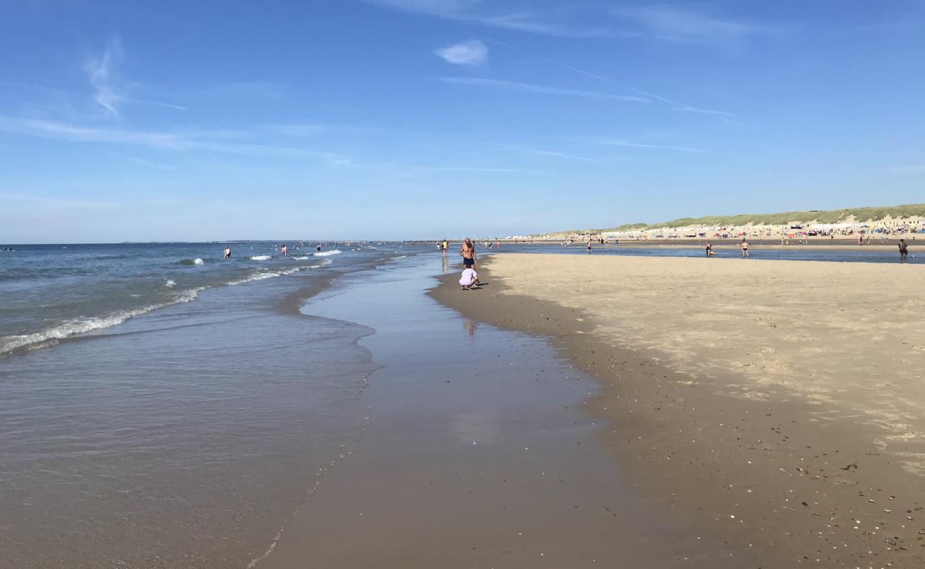 Photo de Strand Domburg avec sable beige de surface