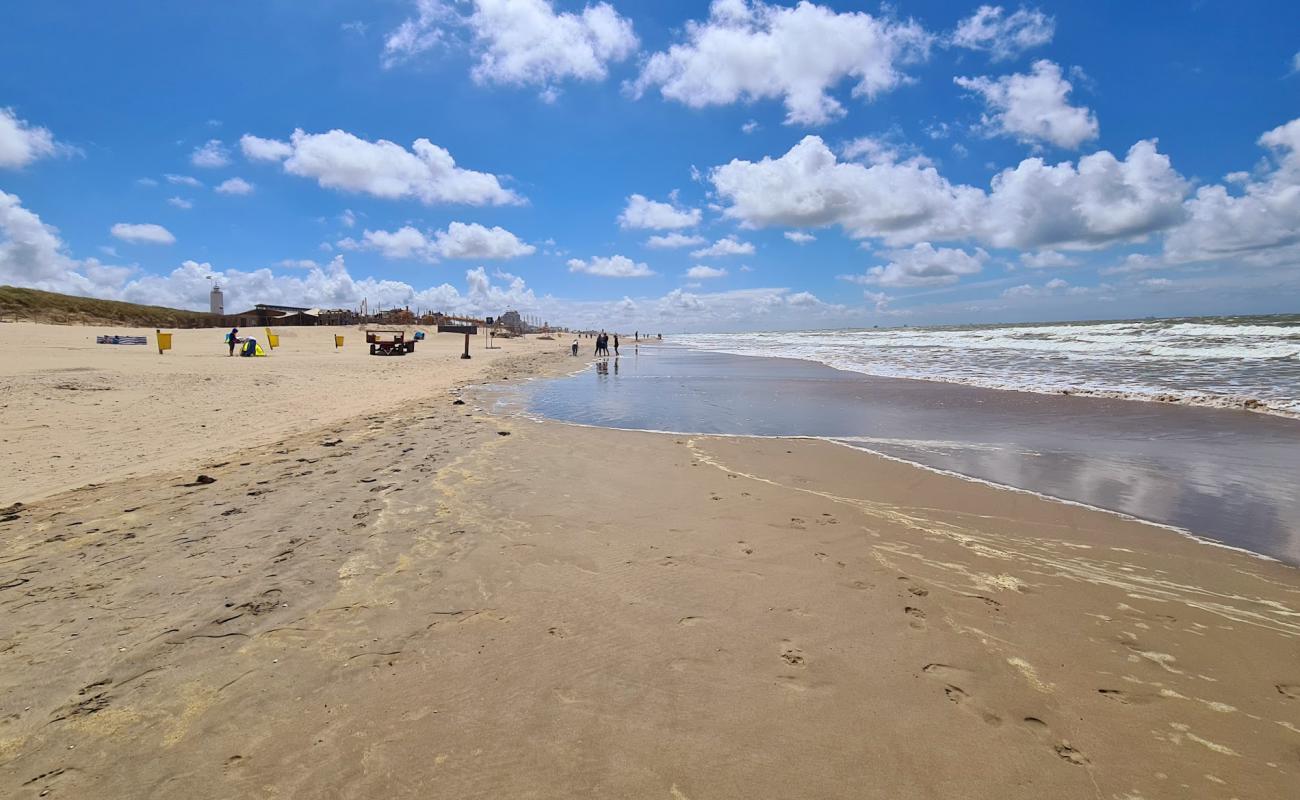 Photo de Noordwijk aan Zee avec sable lumineux de surface