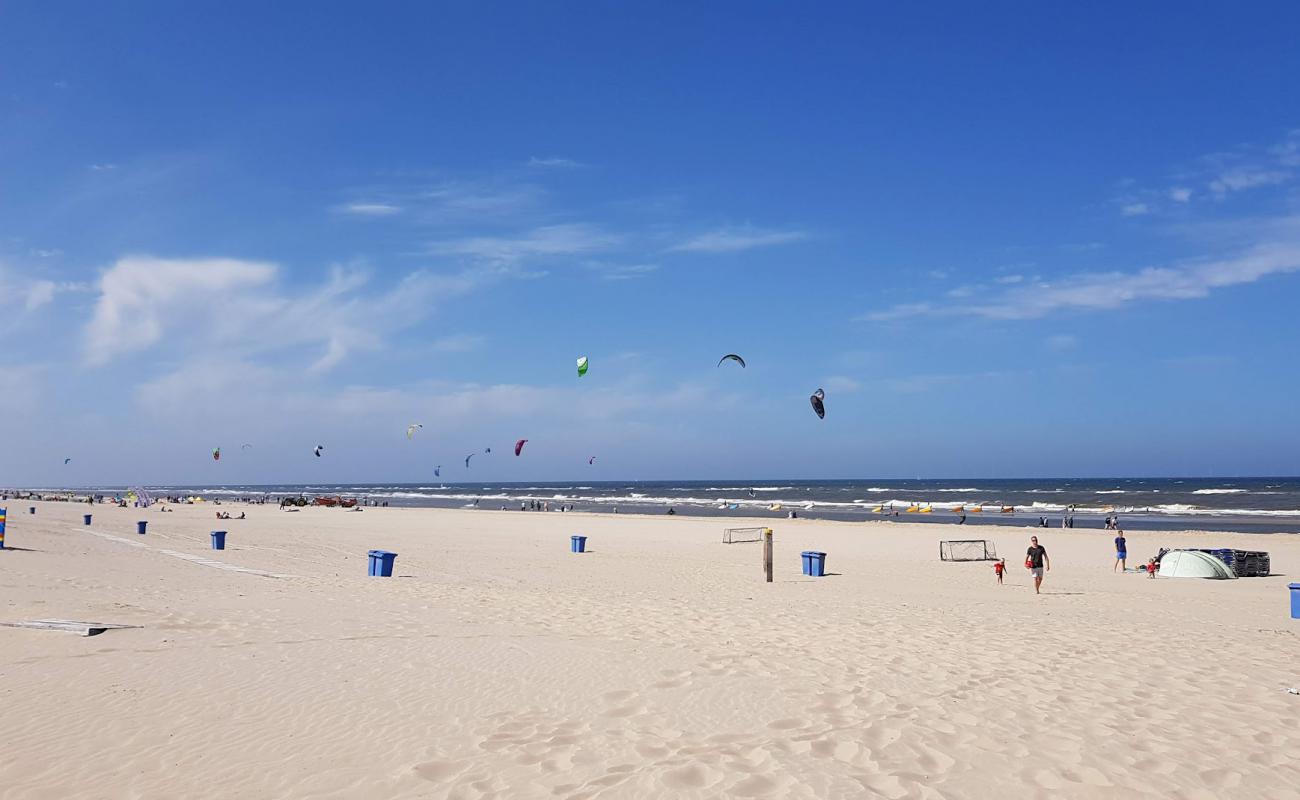 Photo de Strand Bergen aan Zee avec sable beige de surface