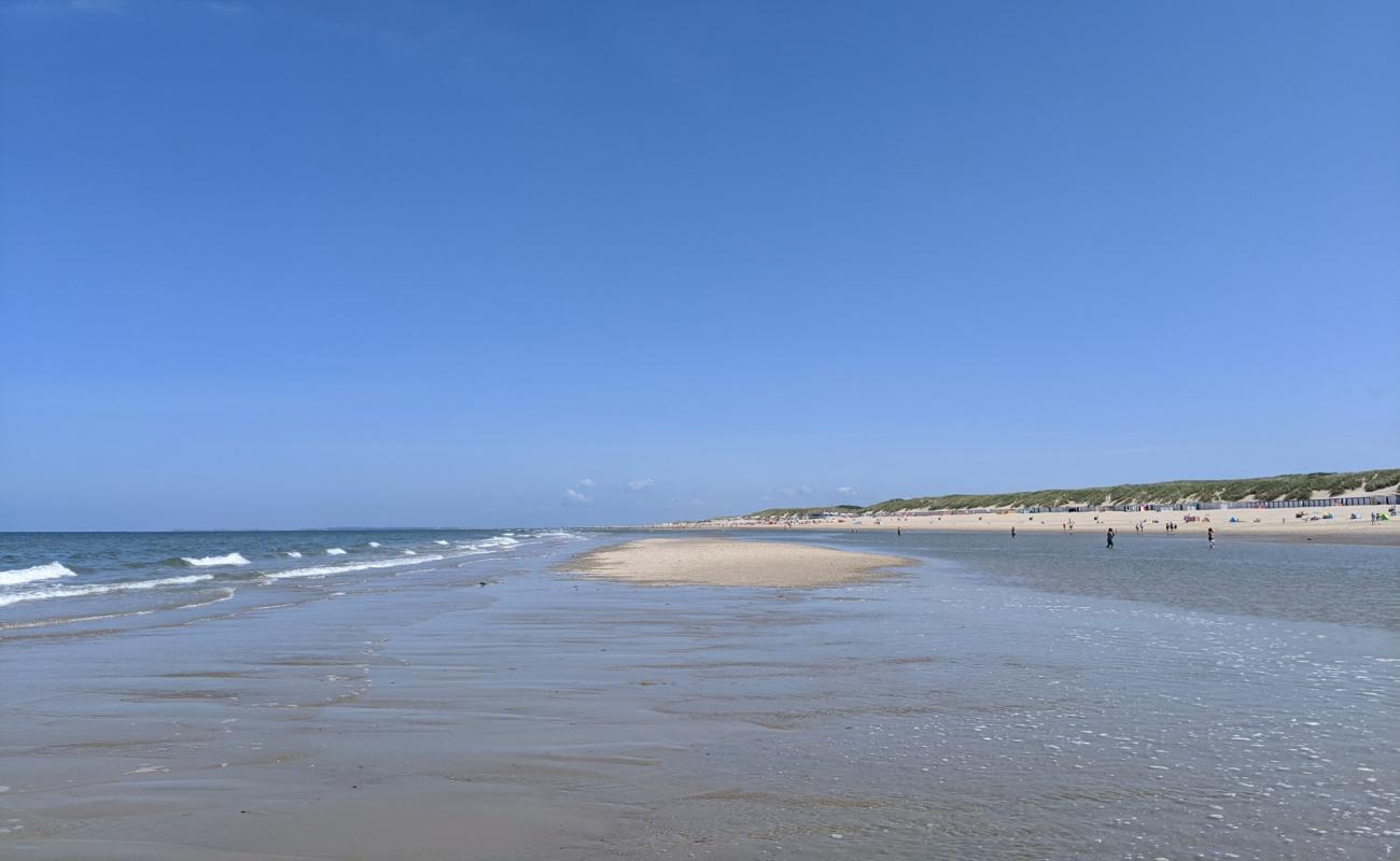 Photo de Plage d'Oostkapelle avec sable lumineux de surface