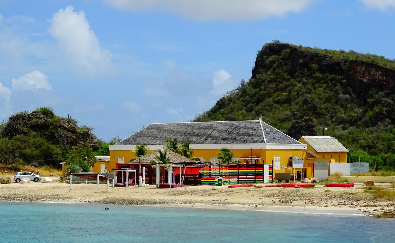 Photo de Baya beach avec sable beige & galets de surface