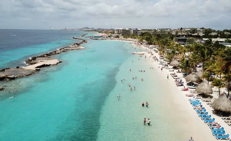 Photo de Plage Mambo avec sable fin et lumineux de surface