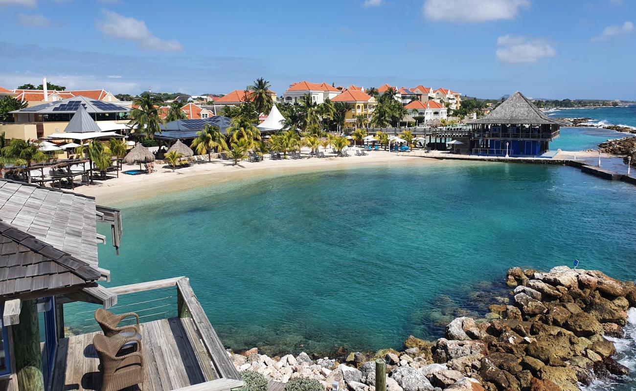Photo de Penstraat Hotel beach avec sable beige fin de surface