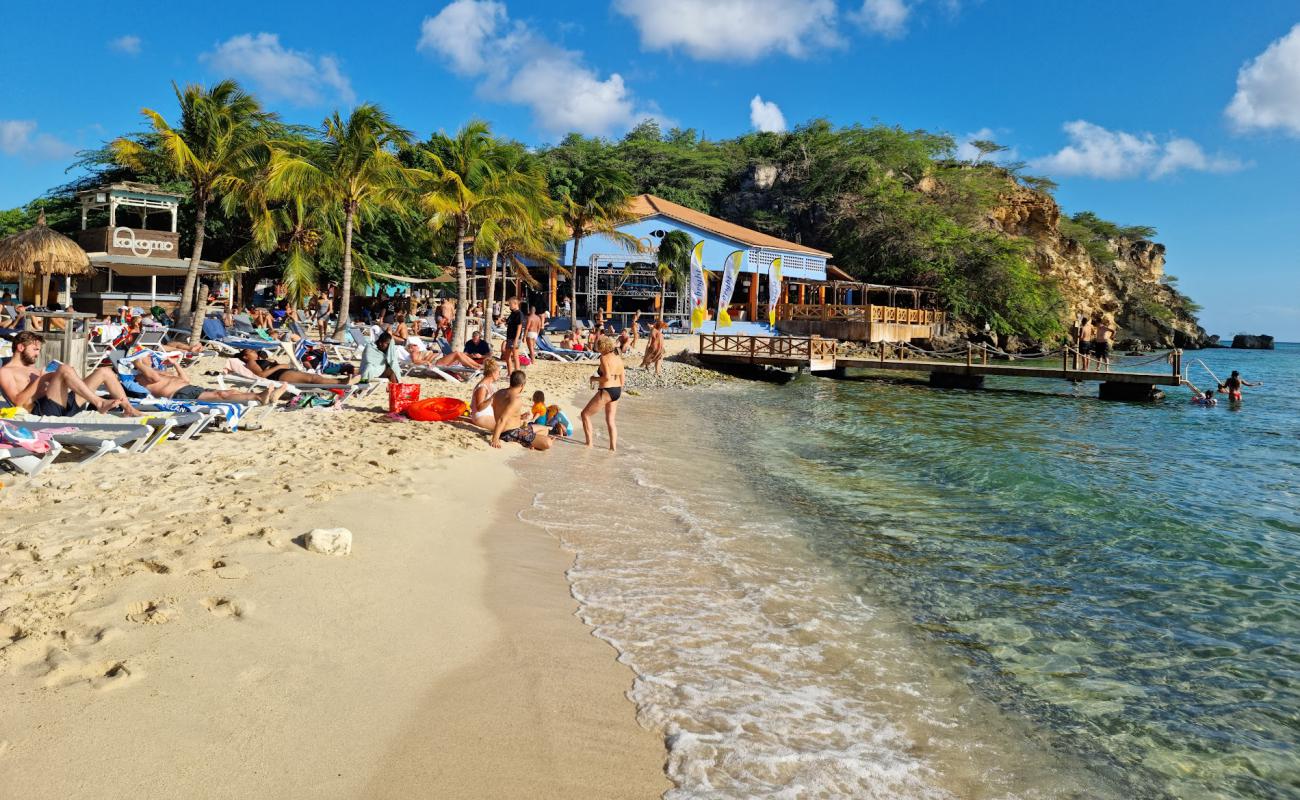 Photo de Kokomo beach avec sable beige fin de surface