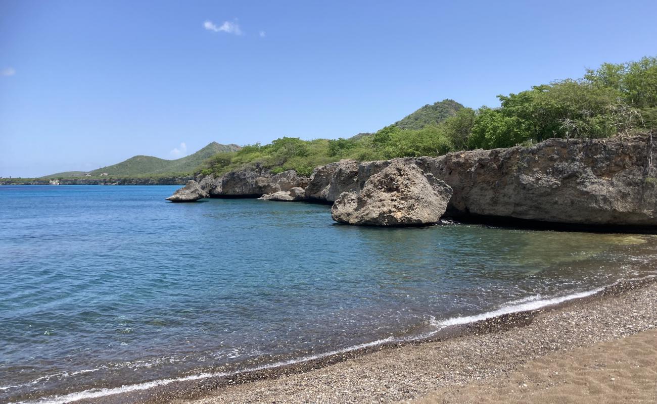Photo de Playa Santu Pretu avec petits galets gris de surface