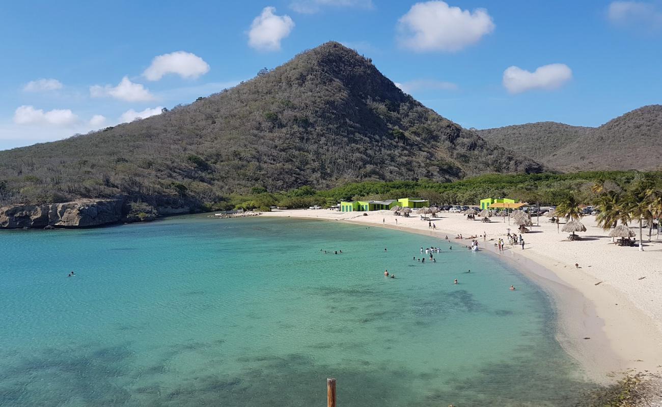 Photo de Playa Santa Cruz avec sable beige de surface