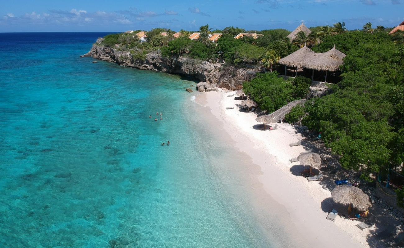Photo de Playa Kalki avec sable beige & galets de surface