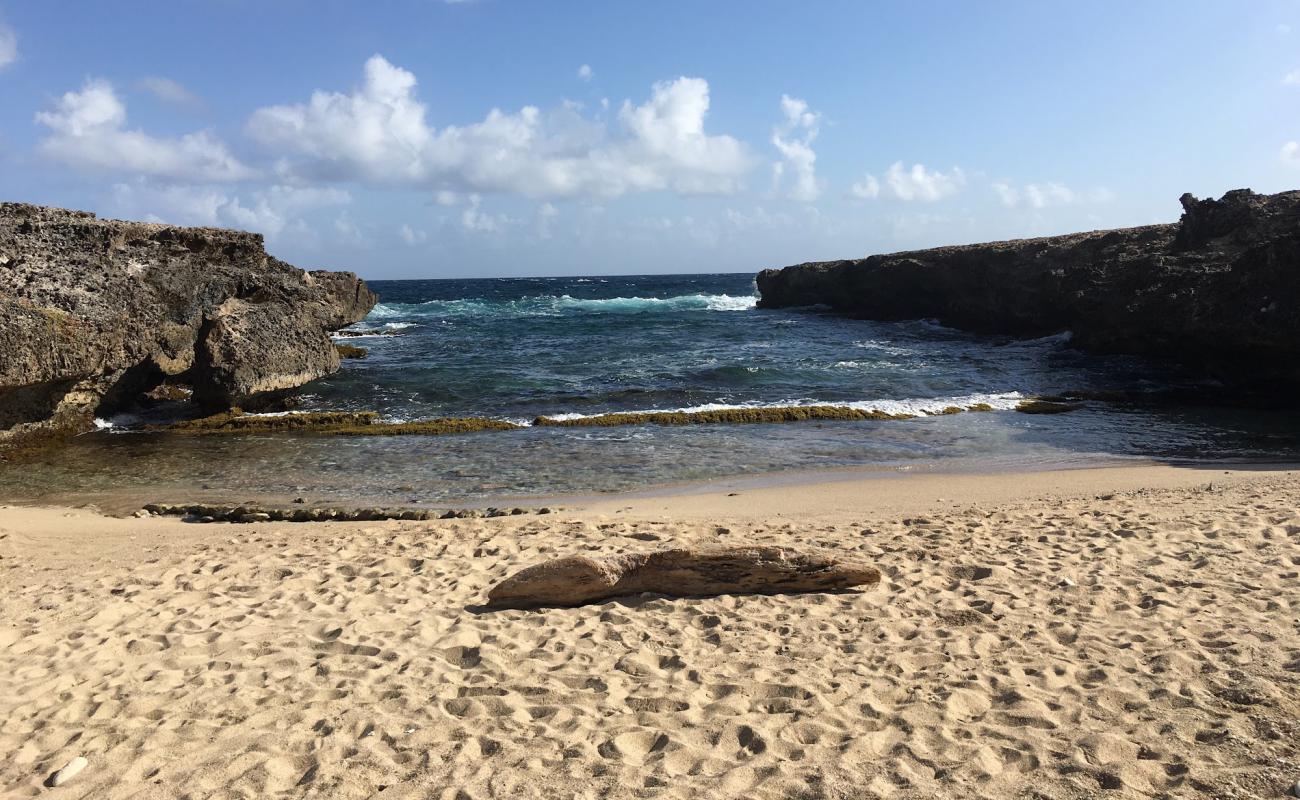 Photo de Boca Pos di Noord avec sable brillant et rochers de surface