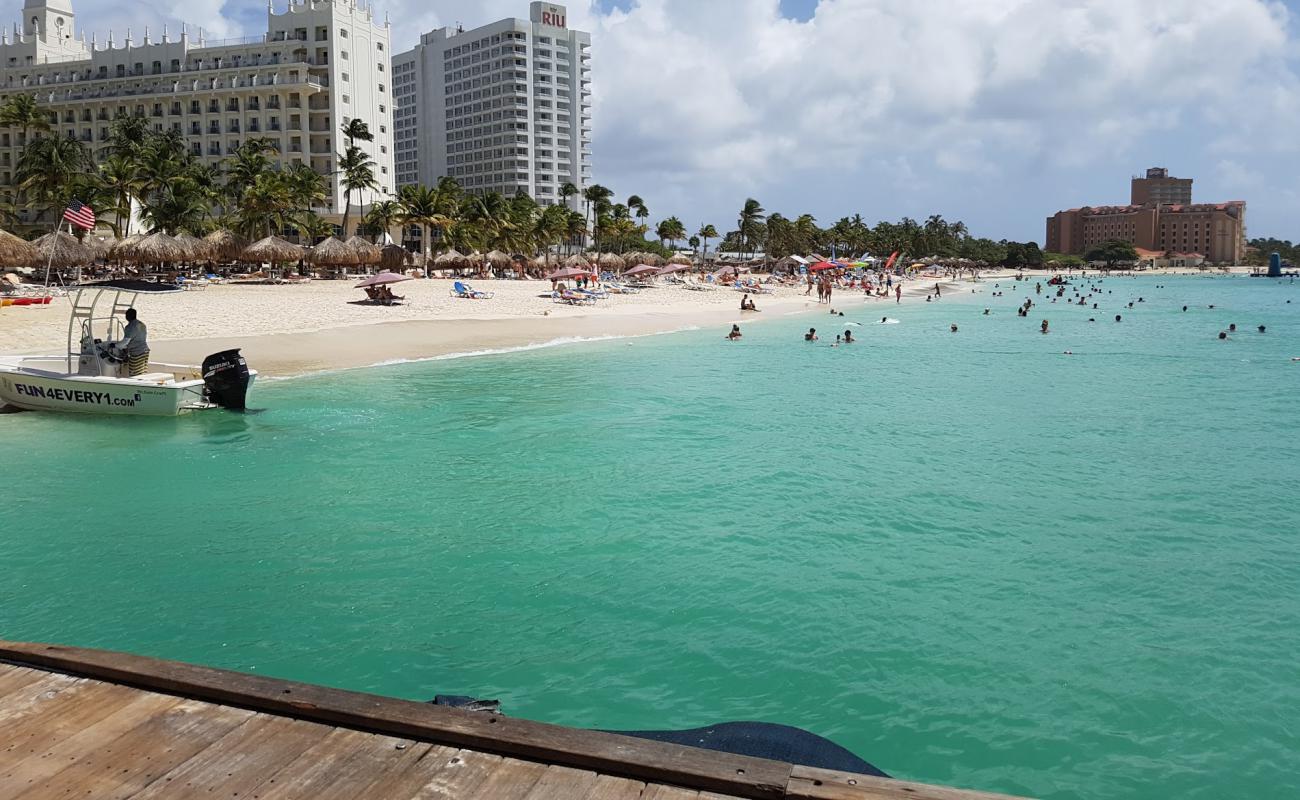 Photo de Plage de l'Hilton Aruba avec sable fin blanc de surface