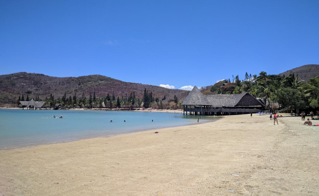 Photo de Kuendu Beach avec sable brillant et rochers de surface