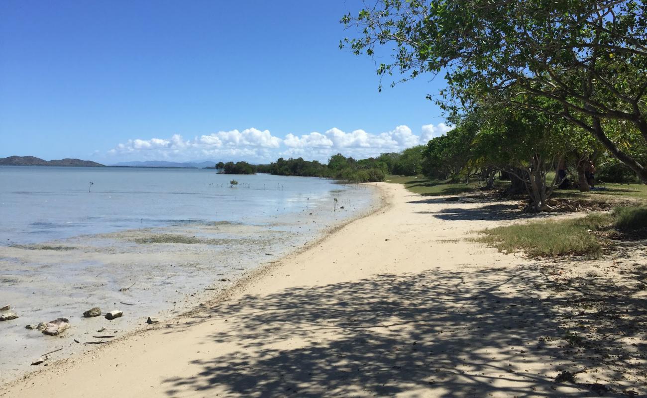 Photo de Ouano Beach avec sable brillant et rochers de surface