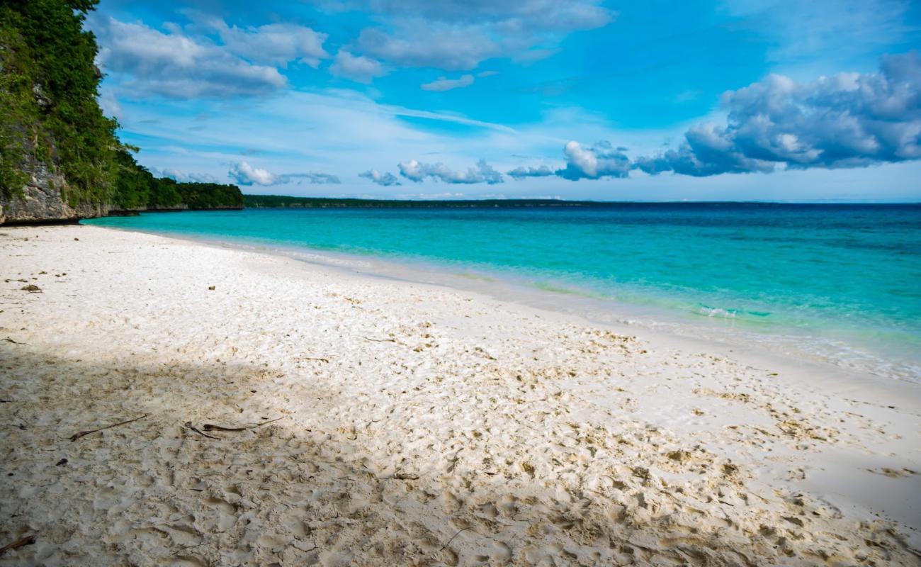 Photo de Kiki Beach avec sable fin blanc de surface