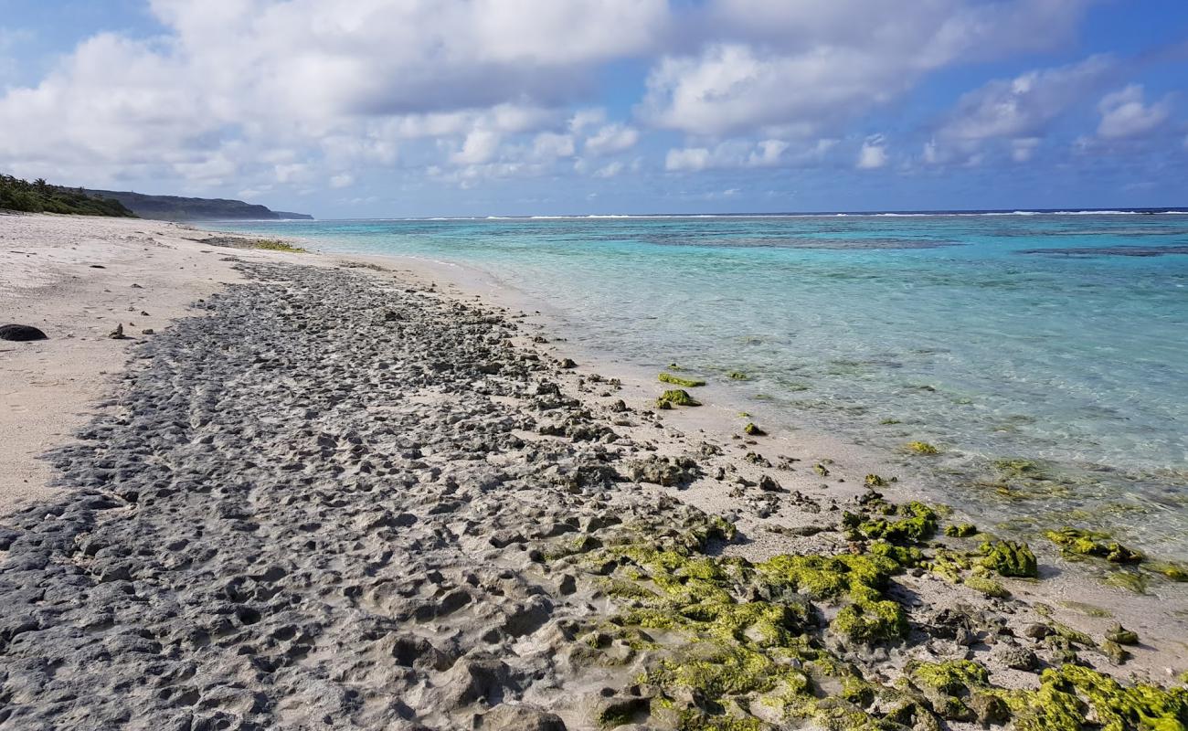 Photo de Patho Beach avec sable blanc de surface