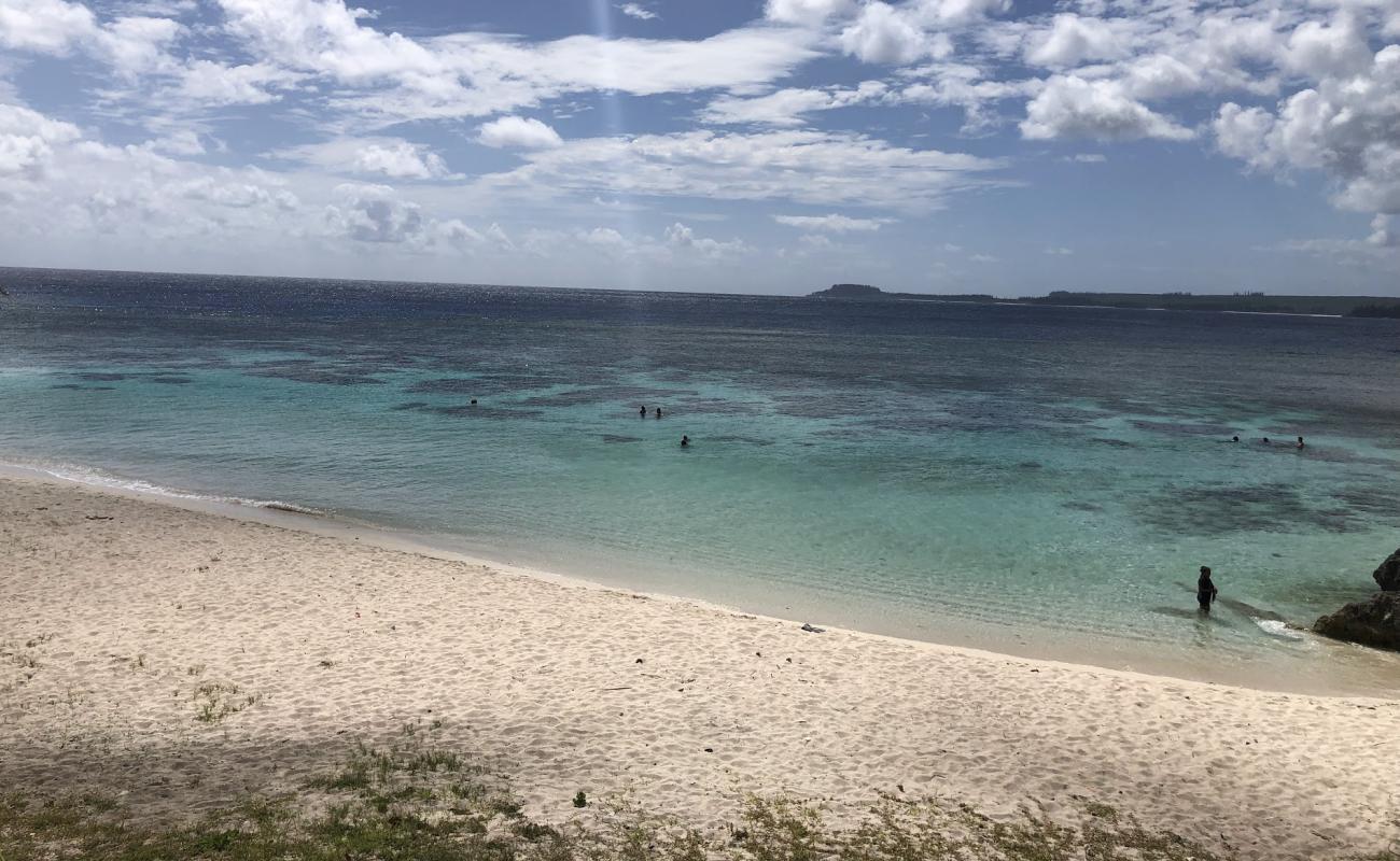 Photo de Eni Beach avec sable blanc de surface