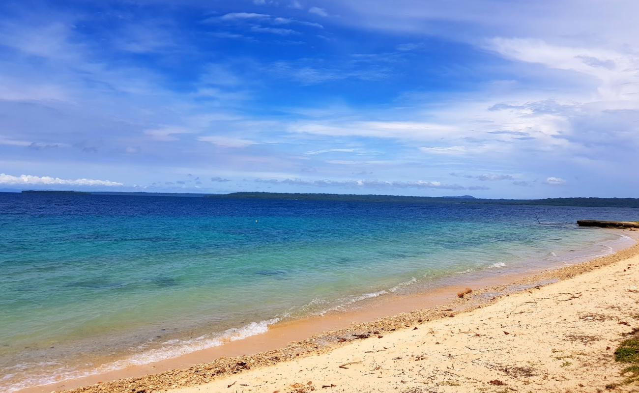 Photo de Million Dollar Point Beach avec sable beige & pierres de surface