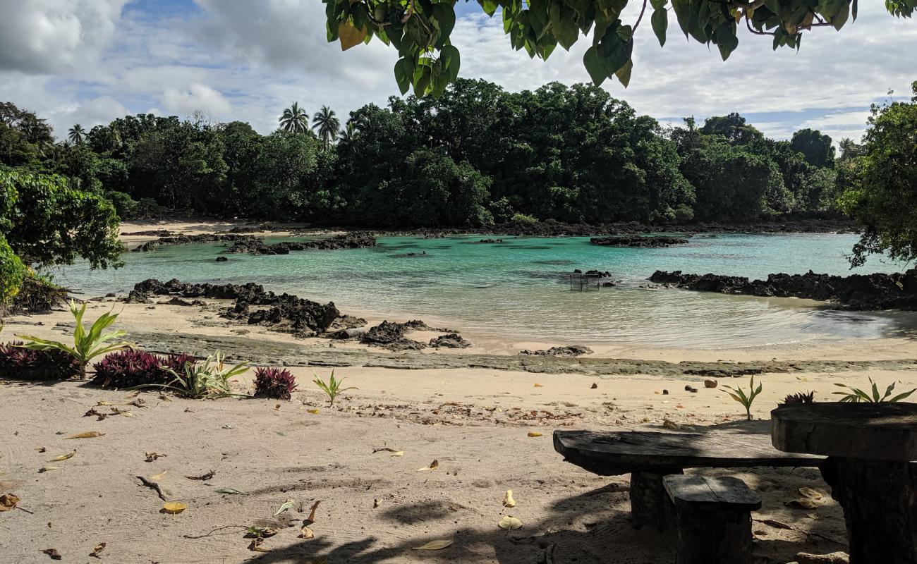 Photo de Little Bay Bungalows avec sable beige de surface