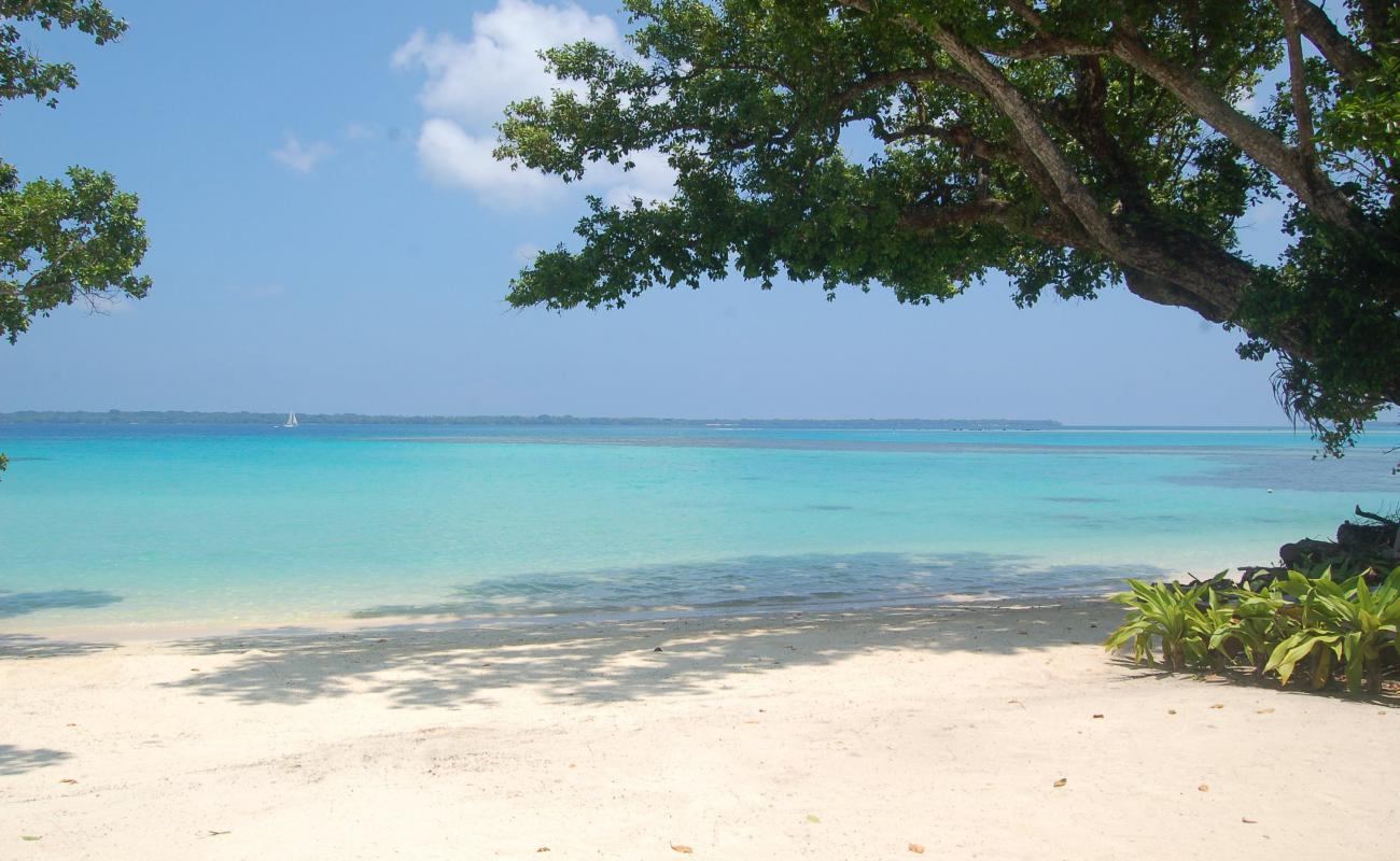 Photo de Barrier Beach avec sable fin blanc de surface