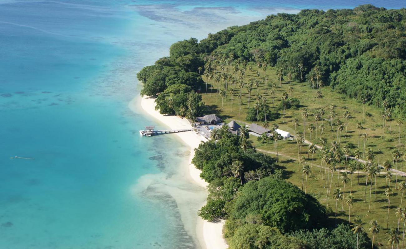 Photo de Surunda Bay avec sable beige de surface
