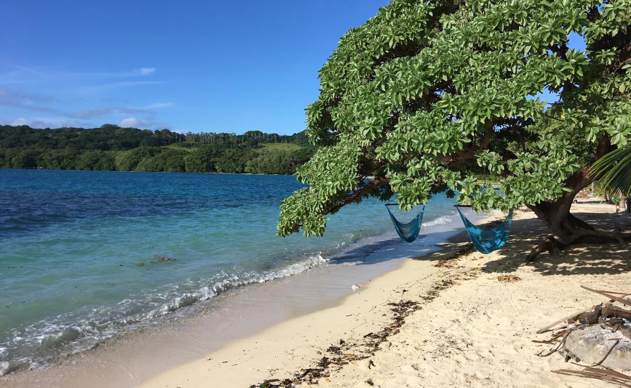Photo de Aimbuei Bay avec sable beige de surface