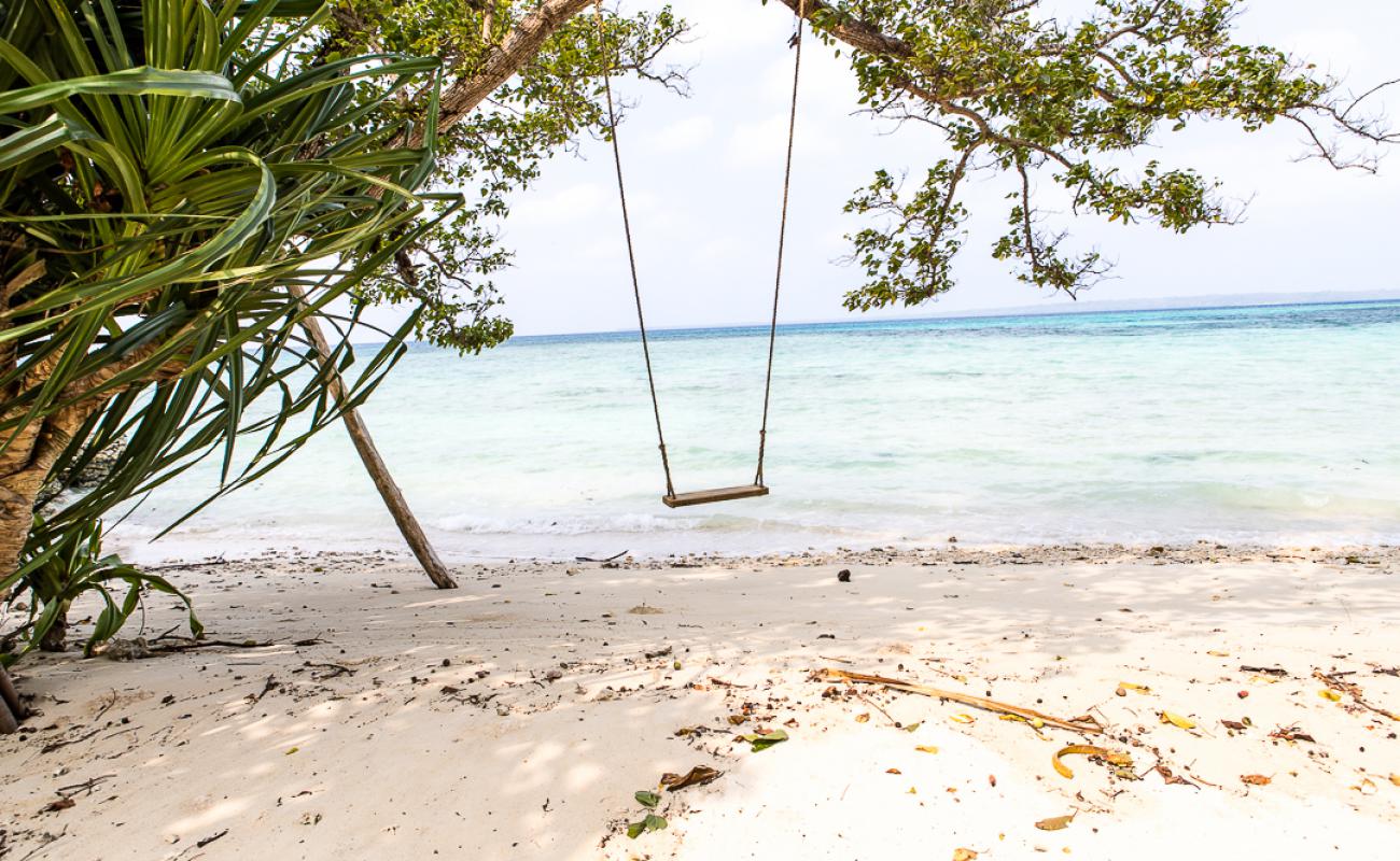 Photo de Sails Beach avec sable beige de surface