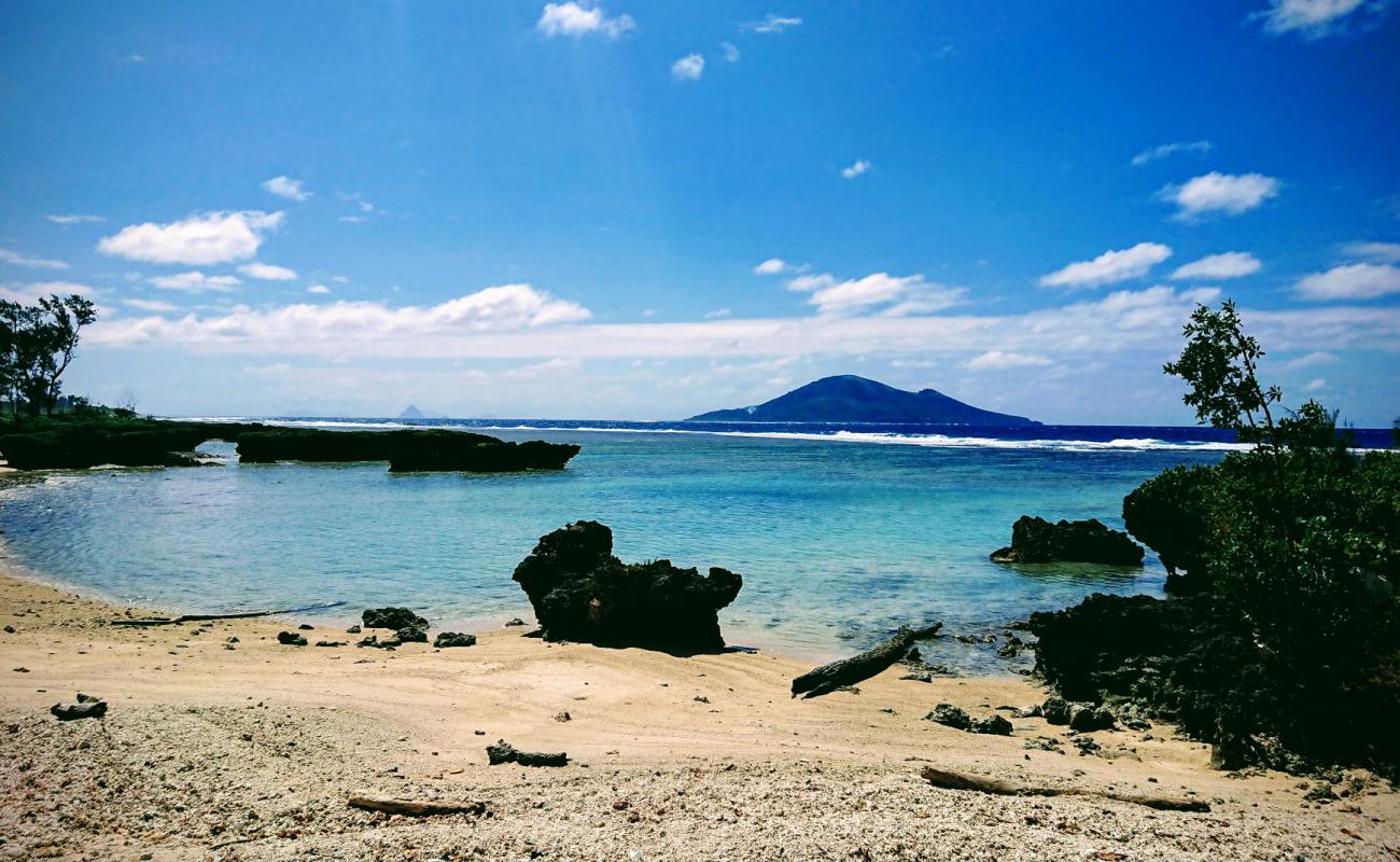 Photo de Sara Beach avec sable beige & pierres de surface