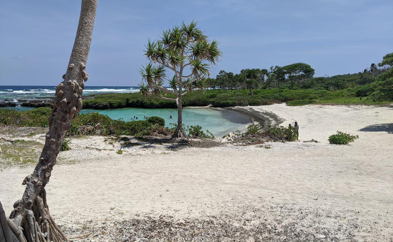 Photo de Ch-something beach avec sable lumineux de surface