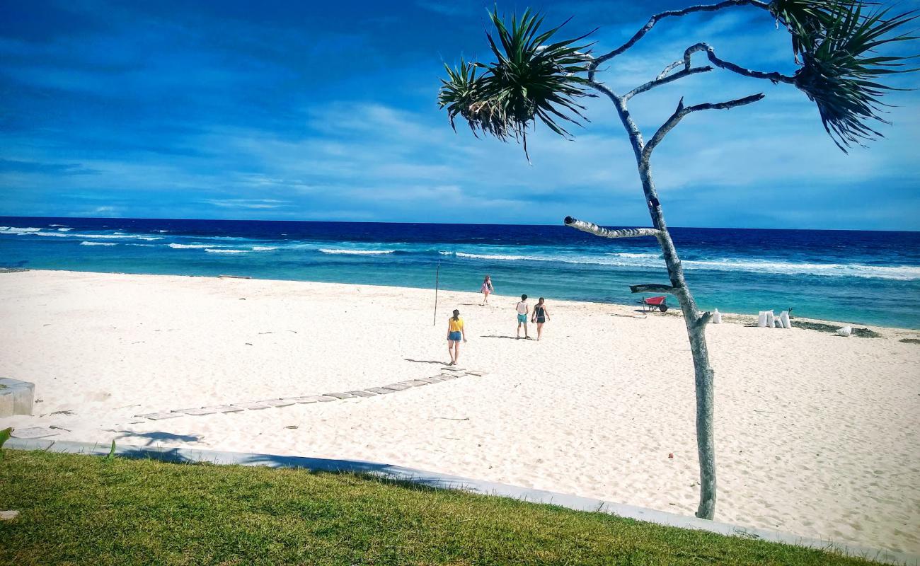 Photo de Efate beach avec sable blanc de surface