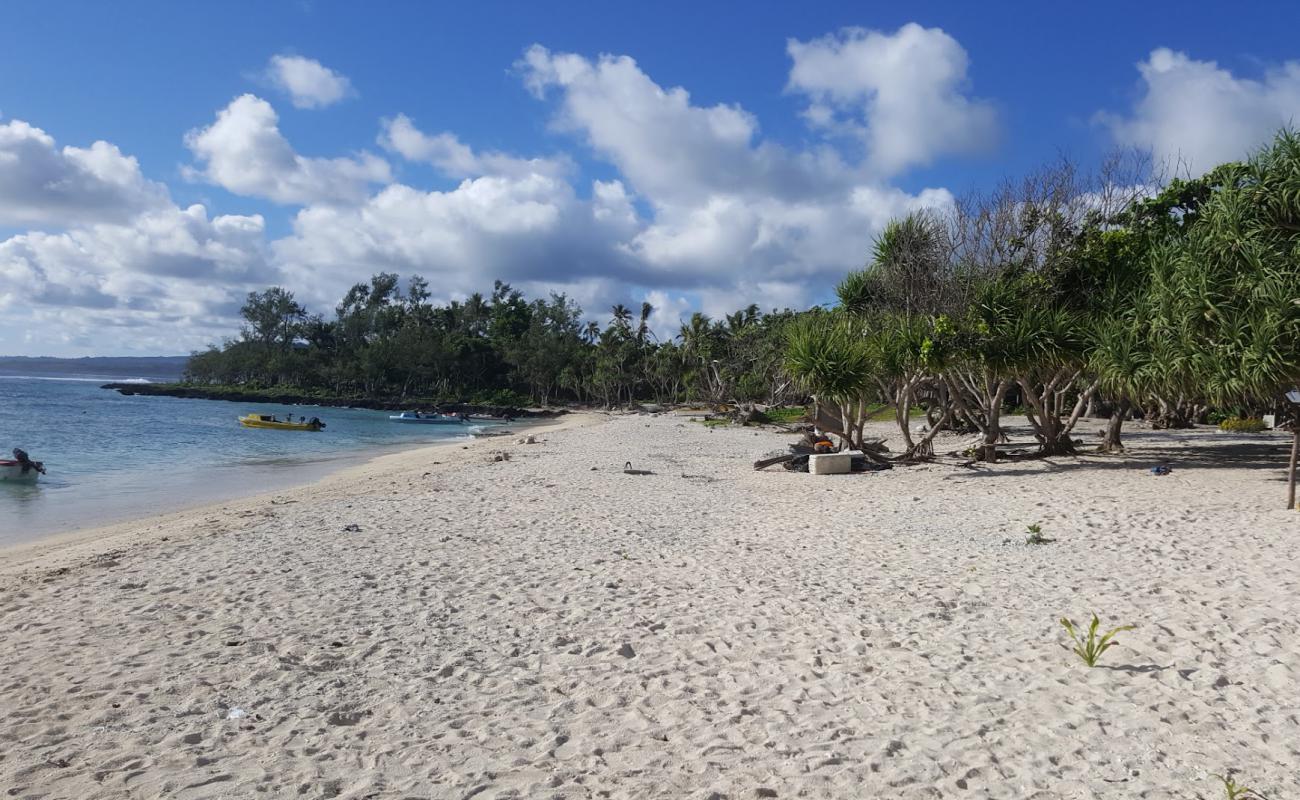 Photo de Pele Beach avec sable beige de surface