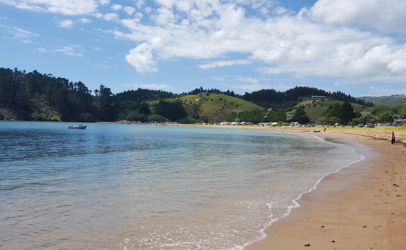 Photo de Mahinepua Bay Beach avec caillou fin brun de surface