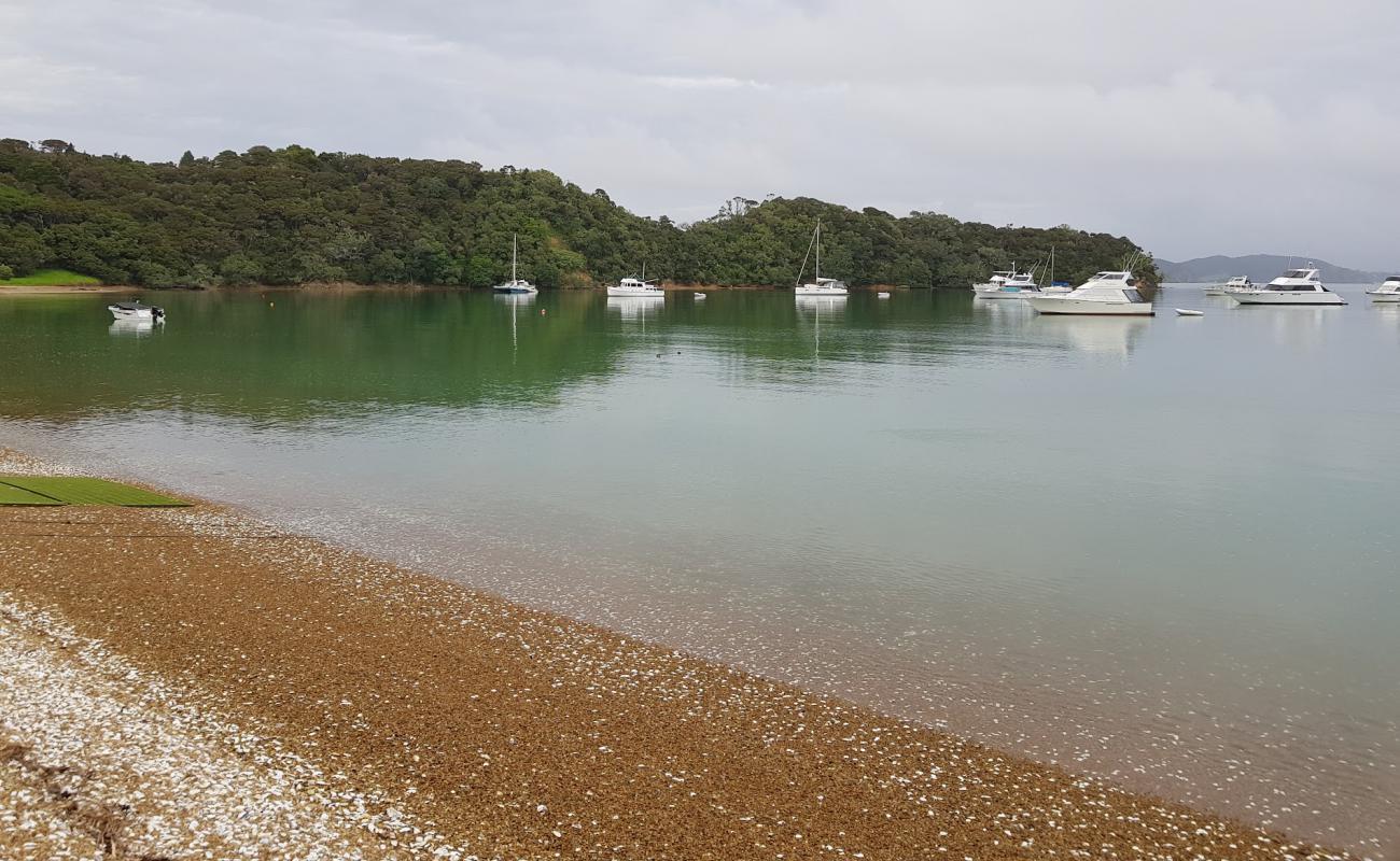 Photo de Opunge Cove Beach avec sable noir avec caillou de surface