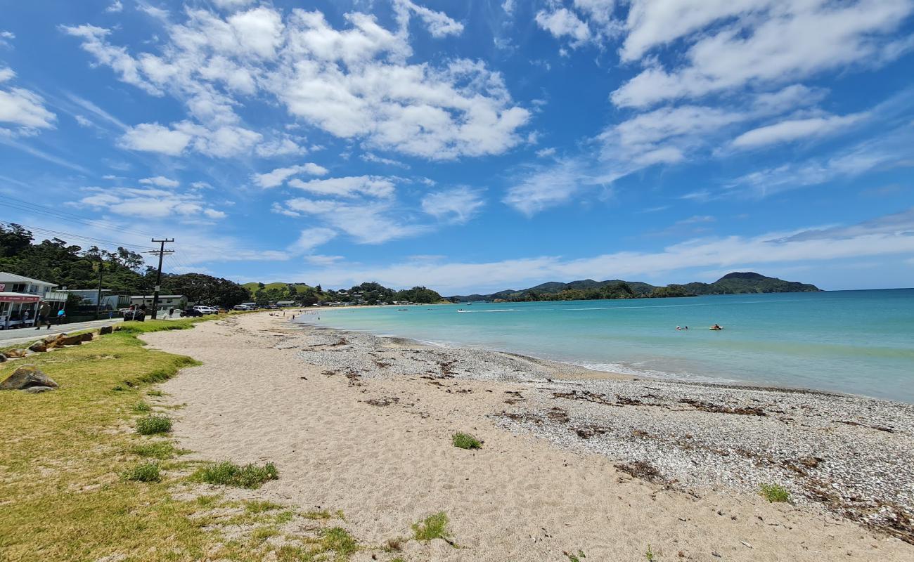 Photo de Whangaruru Beach avec sable beige de surface