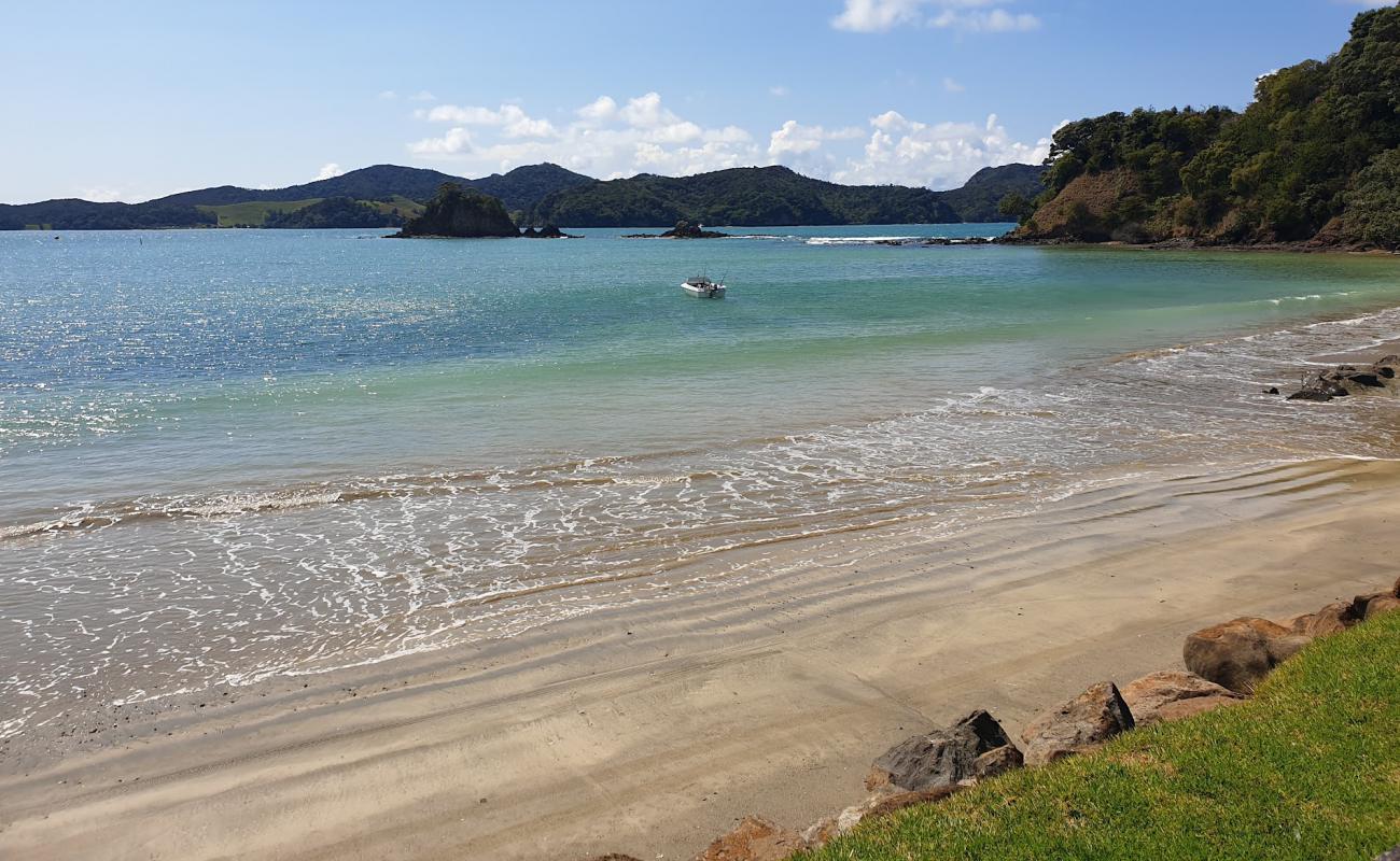 Photo de Parutahi Beach avec sable brun de surface