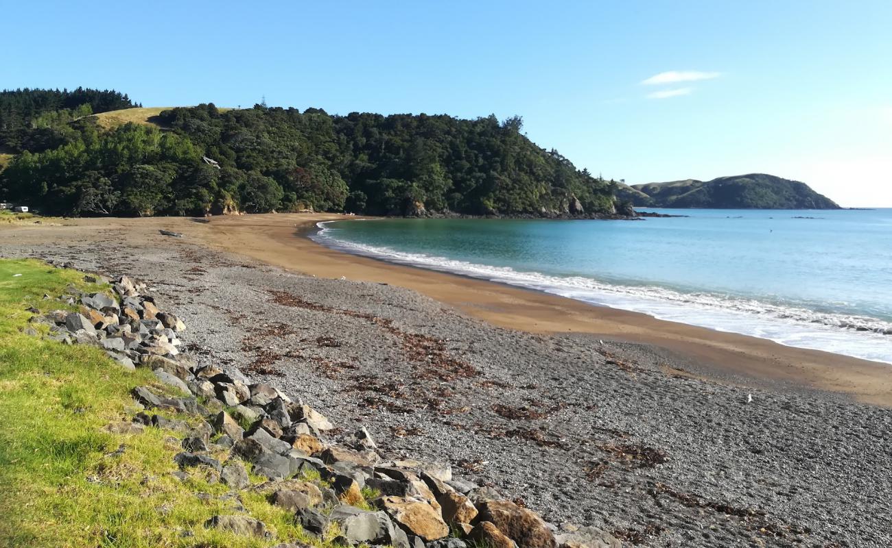 Photo de Te Mimiha Bay avec caillou fin clair de surface