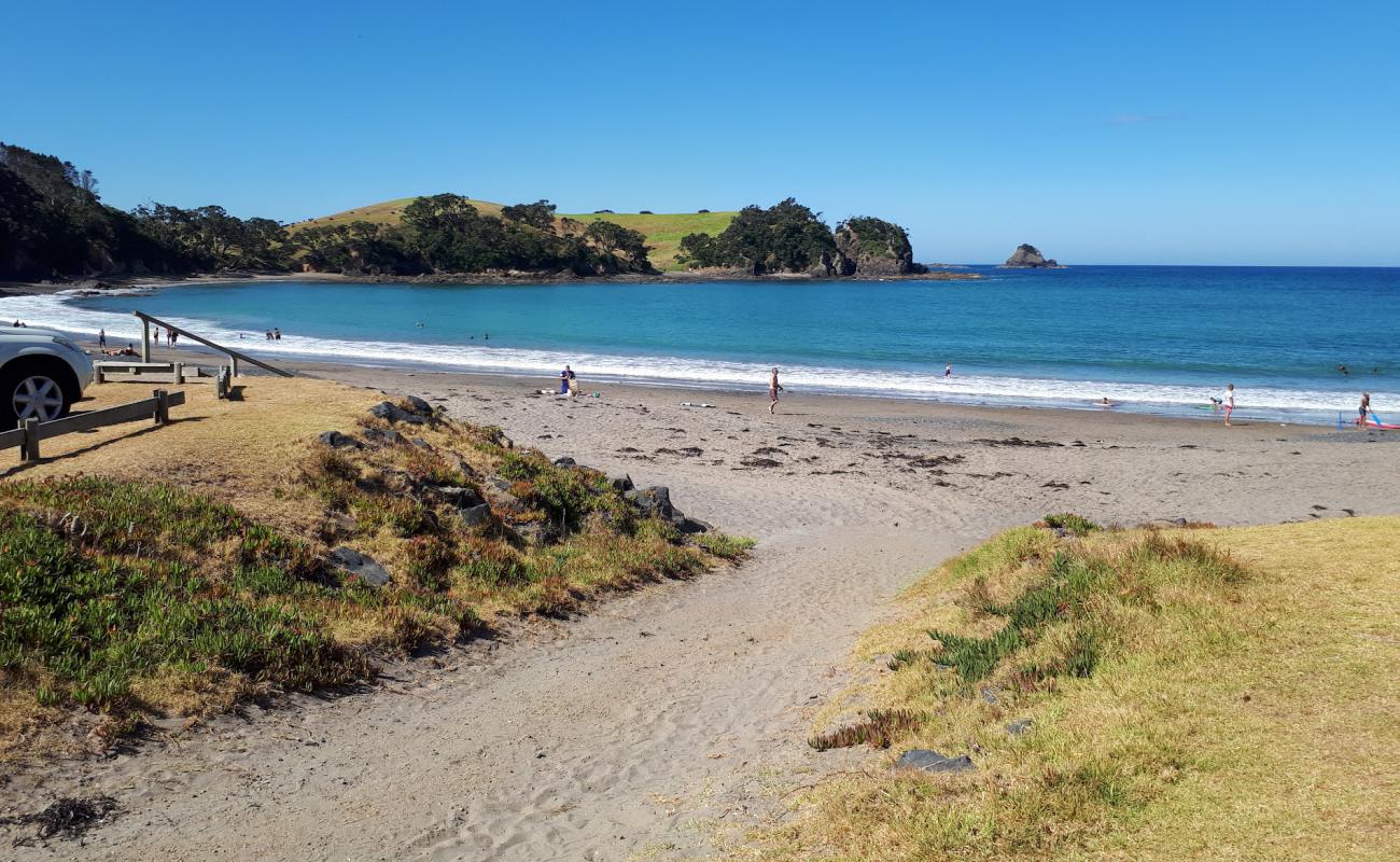 Photo de Huitau Bay Beach avec sable lumineux de surface