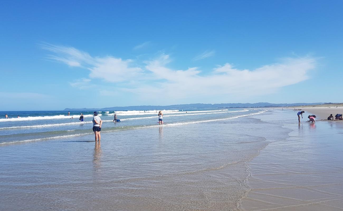 Photo de Ruakaka Beach avec sable lumineux de surface