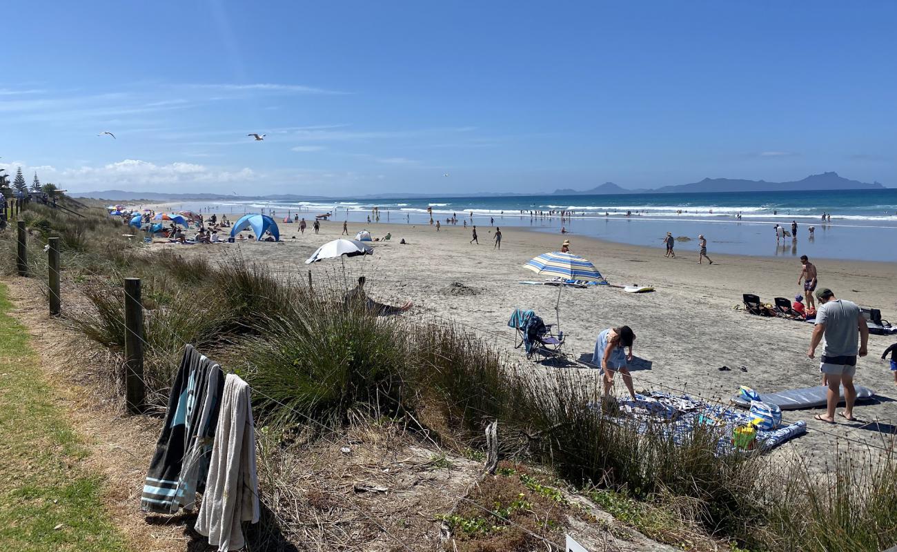 Photo de Waipu Beach avec caillou fin clair de surface