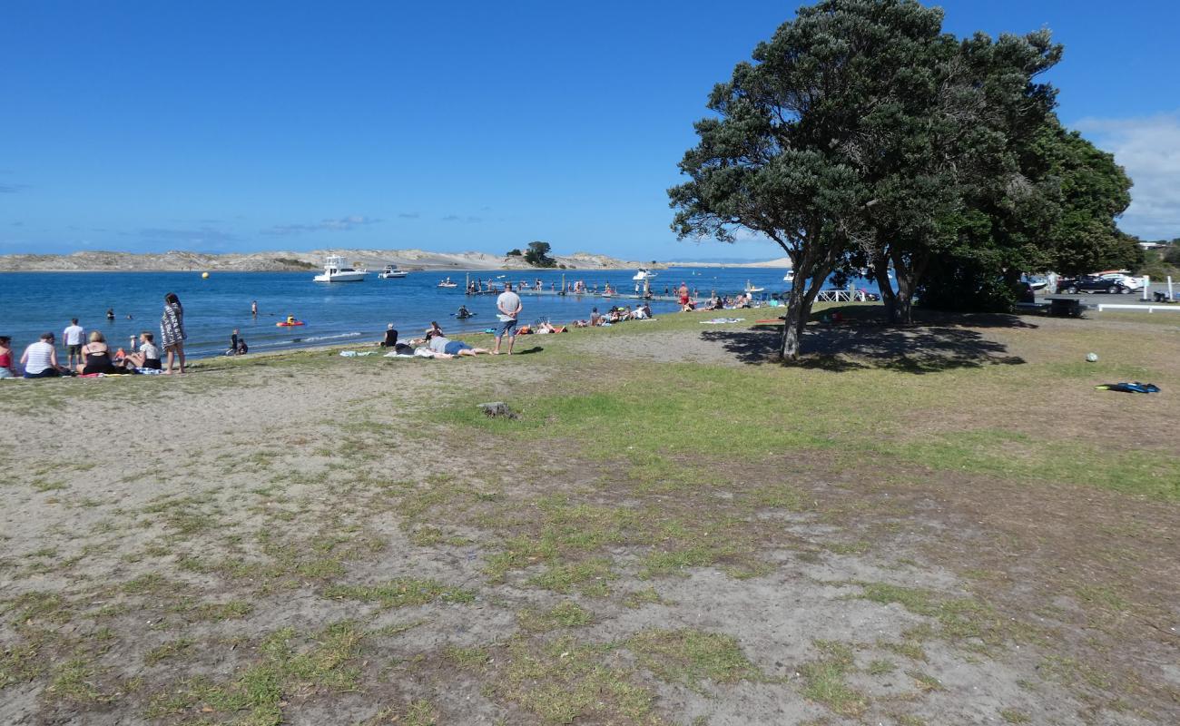 Photo de Mangawhai Beach avec caillou fin clair de surface