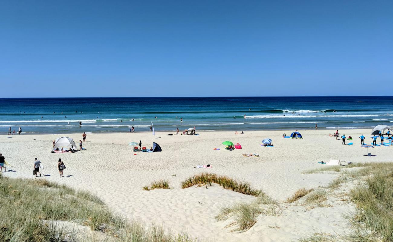 Photo de Te Arai Beach avec sable lumineux de surface