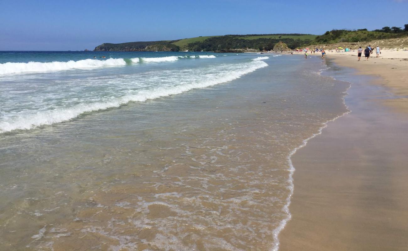 Photo de Mona Beach avec sable beige de surface