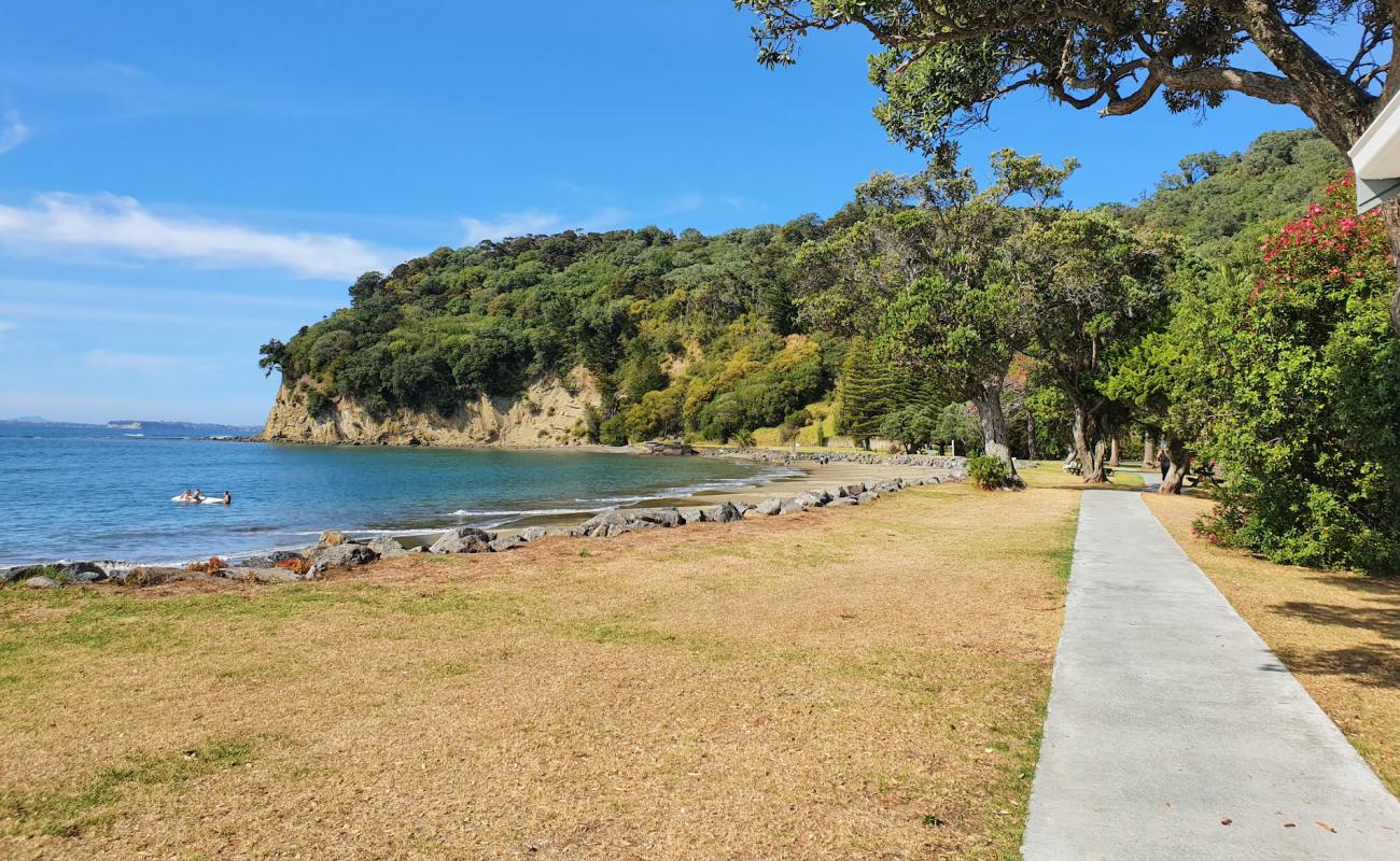 Photo de Waiwera Beach avec sable lumineux de surface