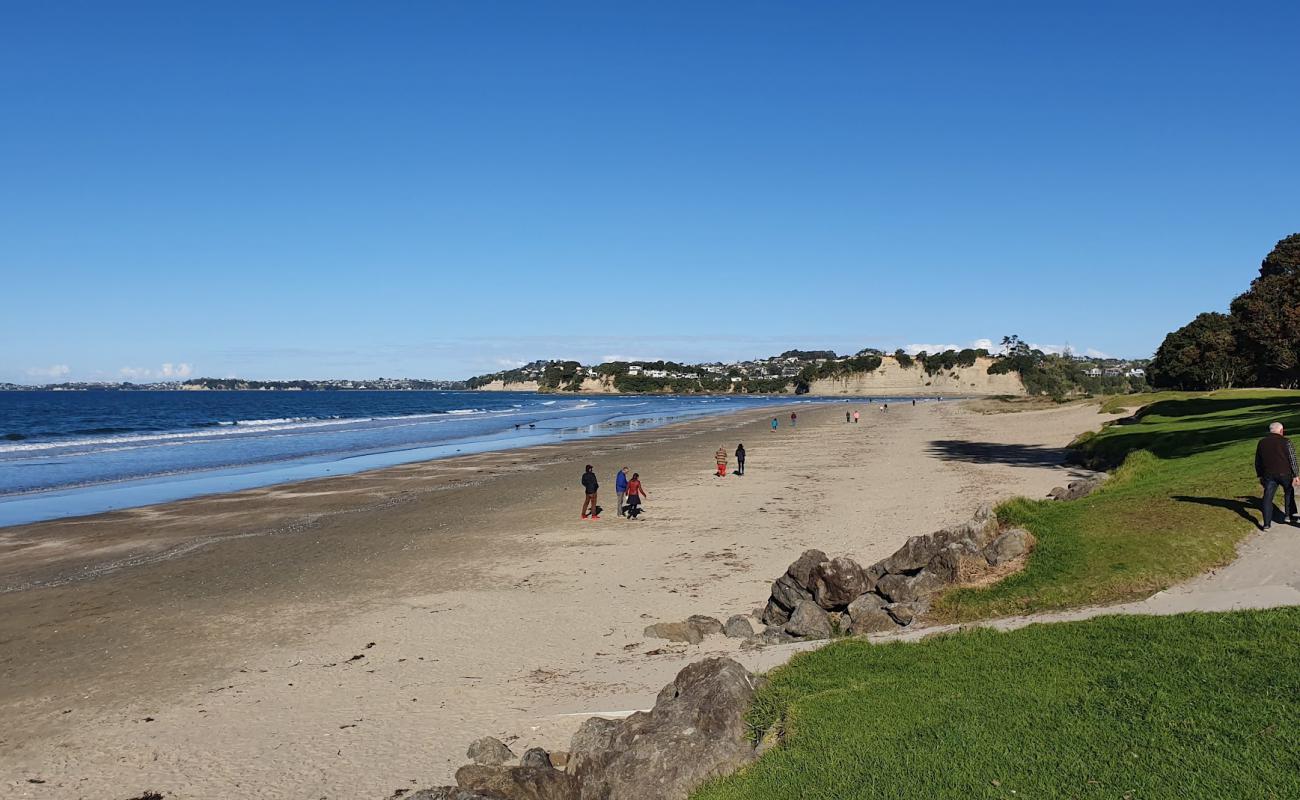Photo de Orewa Beach avec sable beige de surface