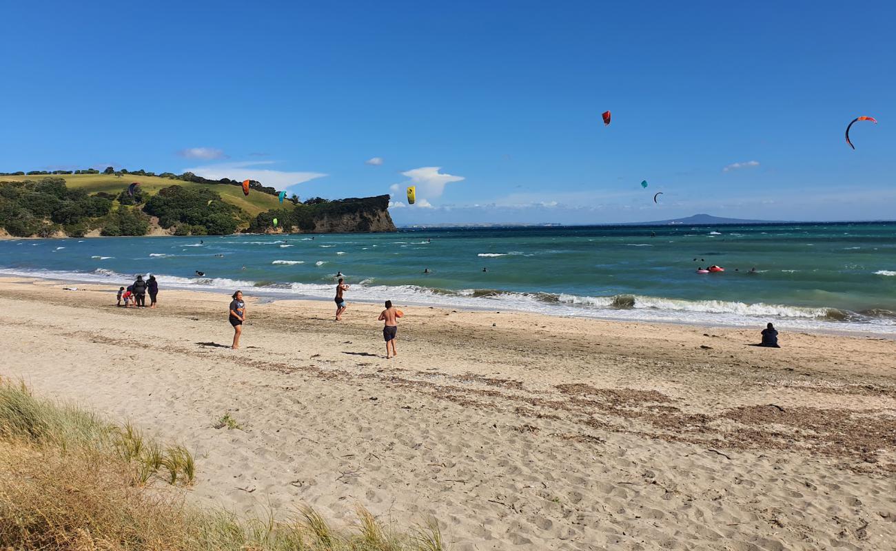 Photo de Shakespeare Beach avec petits galets beige de surface