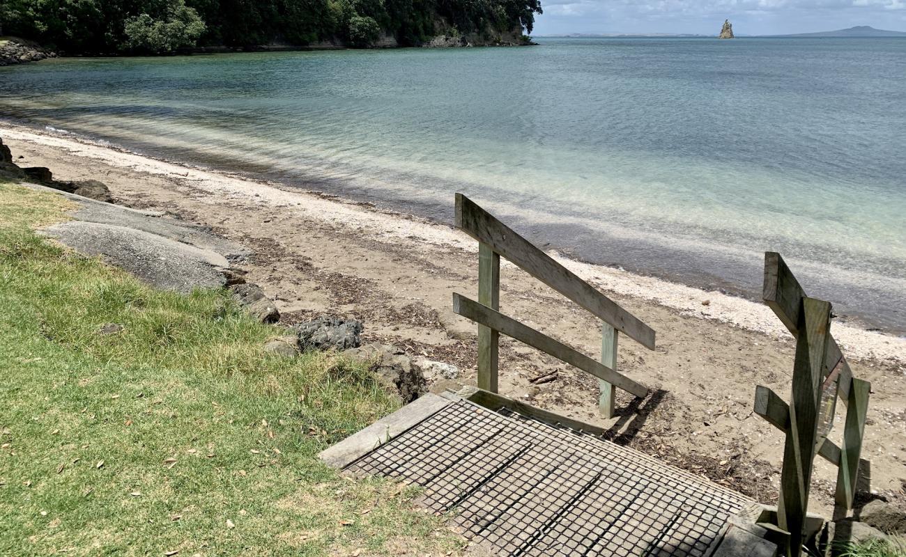 Photo de Matakatia Beach avec sable gris & galets de surface