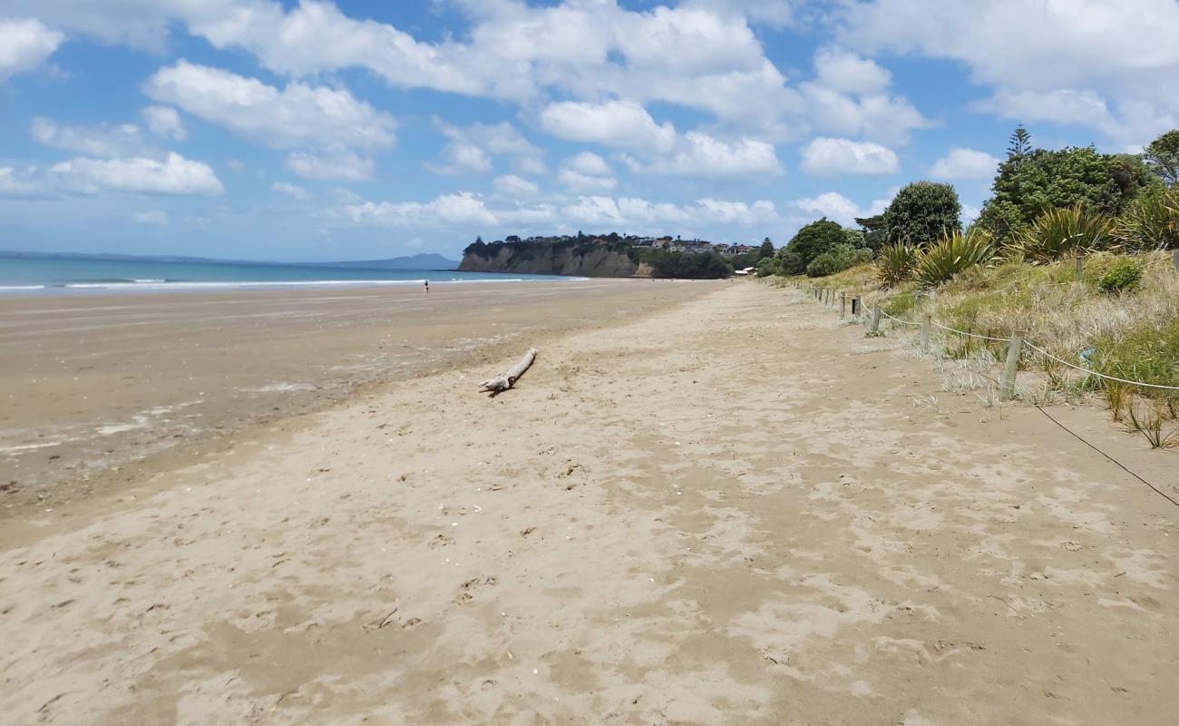 Photo de Long Bay Beach avec sable beige de surface