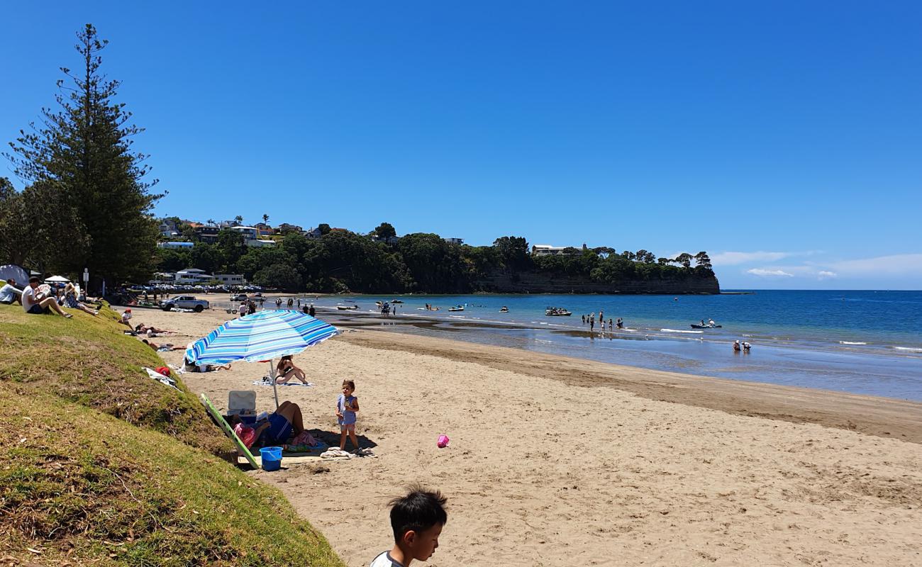 Photo de Browns Bay Beach avec sable beige de surface